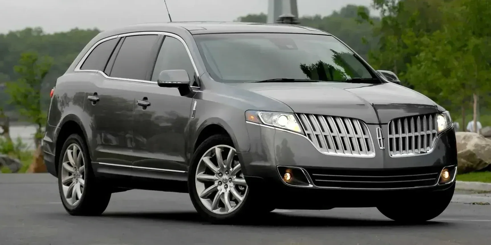 2010 Lincoln MKT photo 1