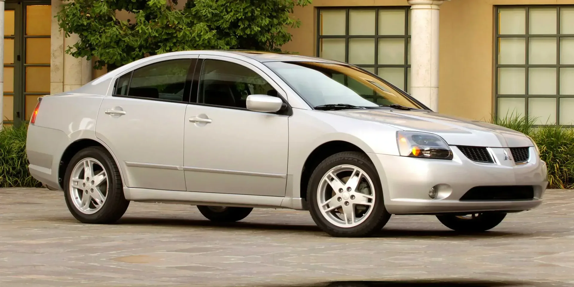 2004 Mitsubishi Galant photo 1