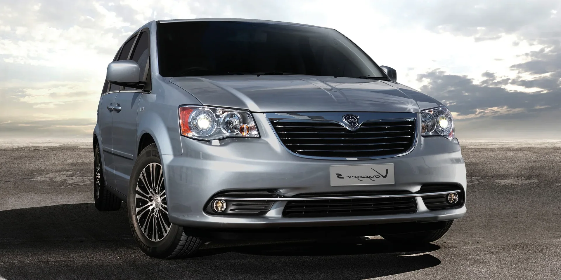 2012 Lancia Voyager photo 1