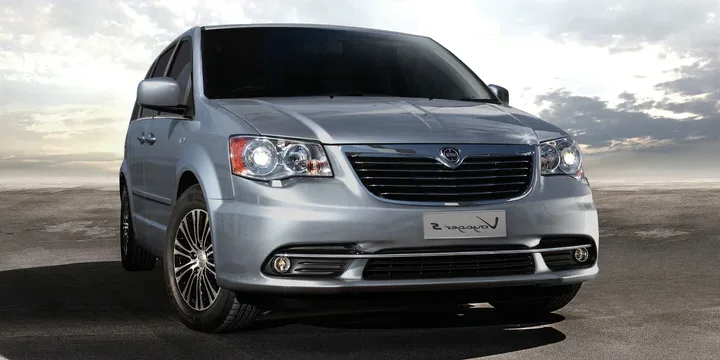 2012 Lancia Voyager exterior main image