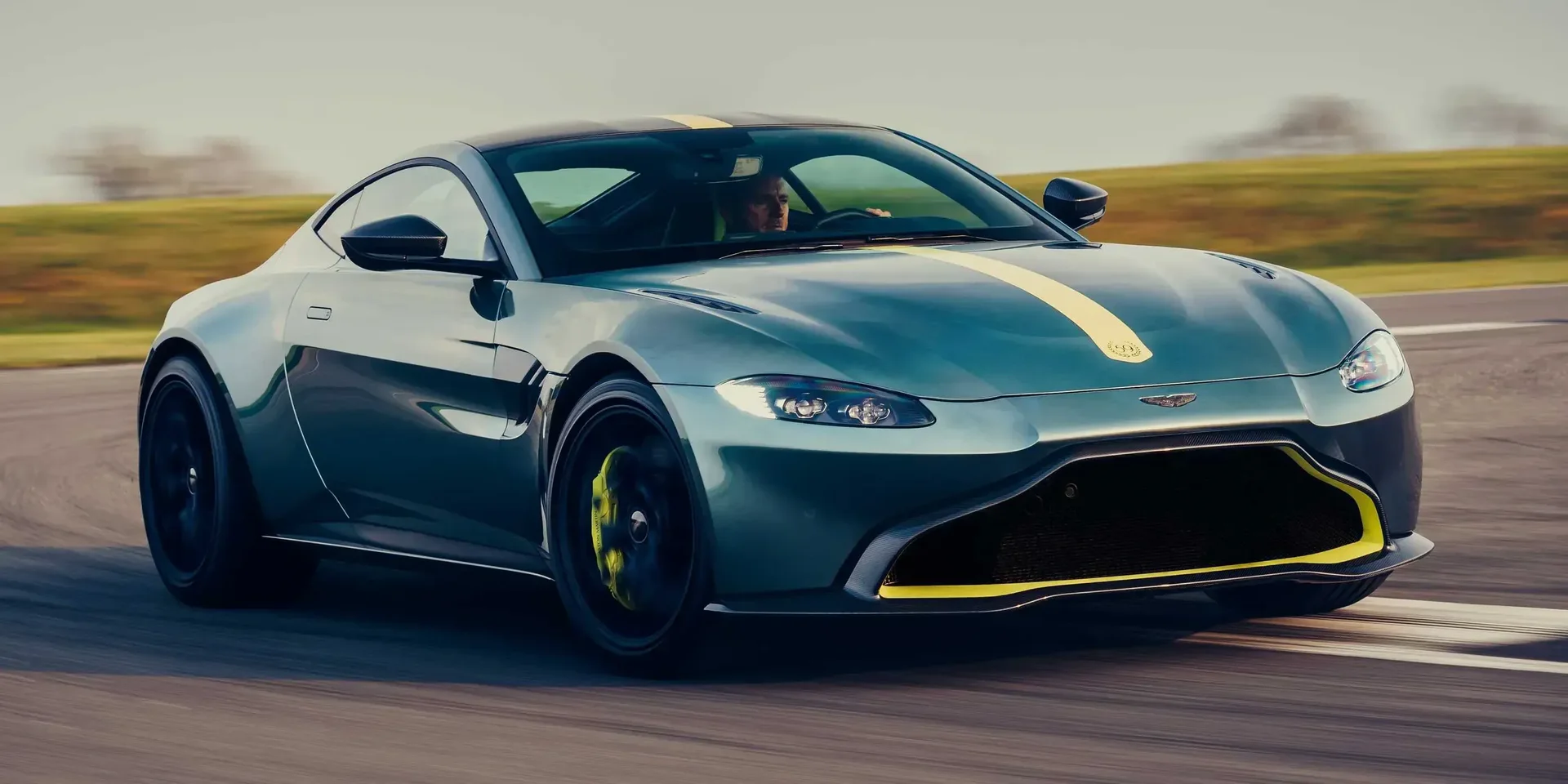 2019 Aston Martin Vantage photo 1