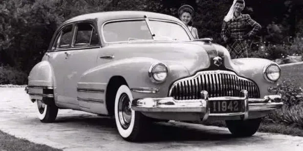 1942 Buick 1942-buick-roadmaster-touring-sedan-52-manual main image