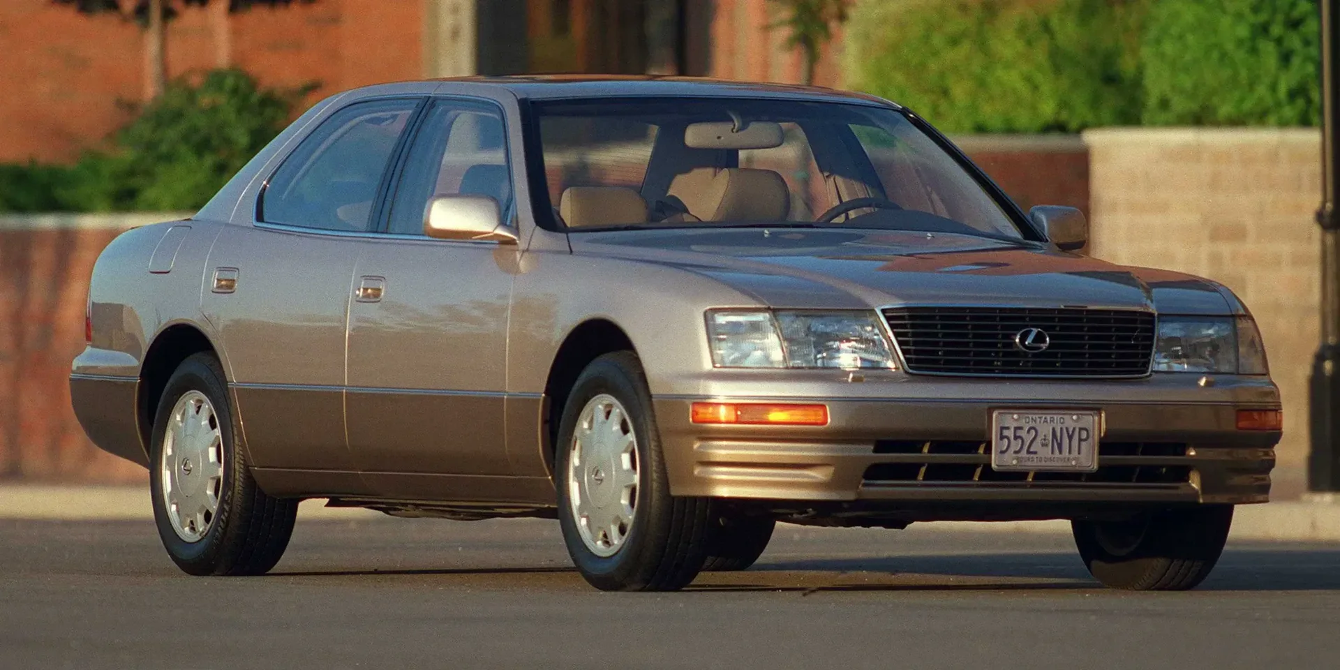1995 Lexus LS photo 1