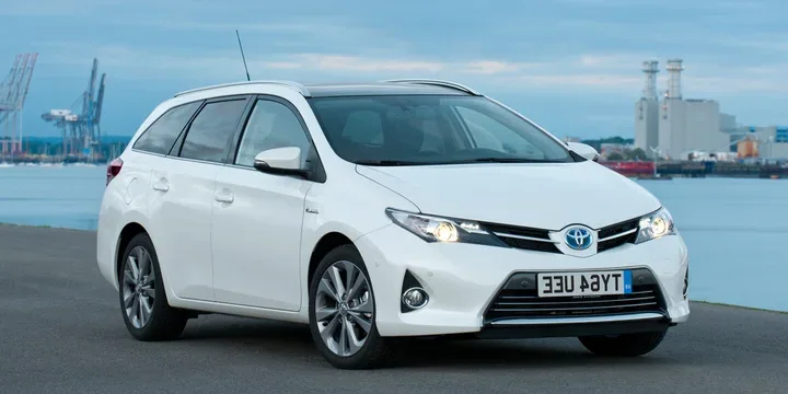 2013 Toyota Auris Sports Hybrid front three-quarter view