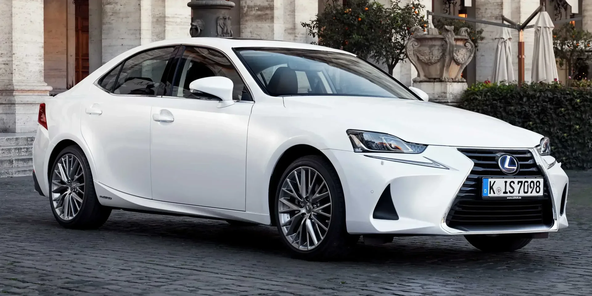 2017 Lexus IS photo 1