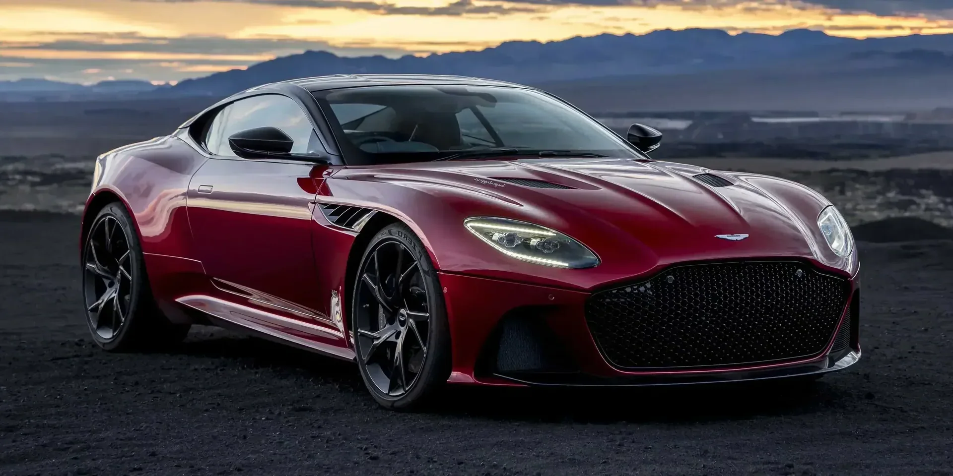 2019 Aston Martin DBS photo 1