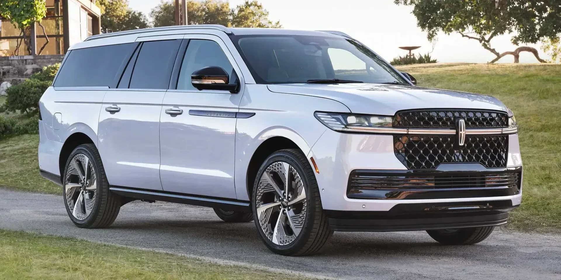 2025 Lincoln Navigator photo 1