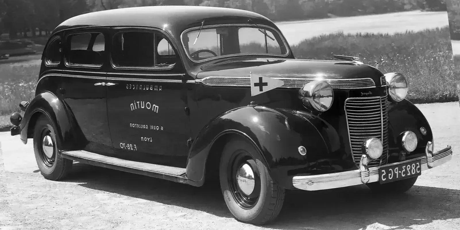 1937 Chrysler Royal photo 1