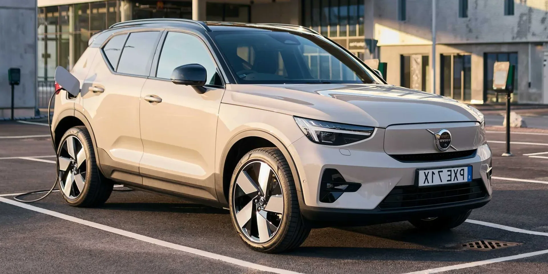 2025 Volvo EX40 photo 1