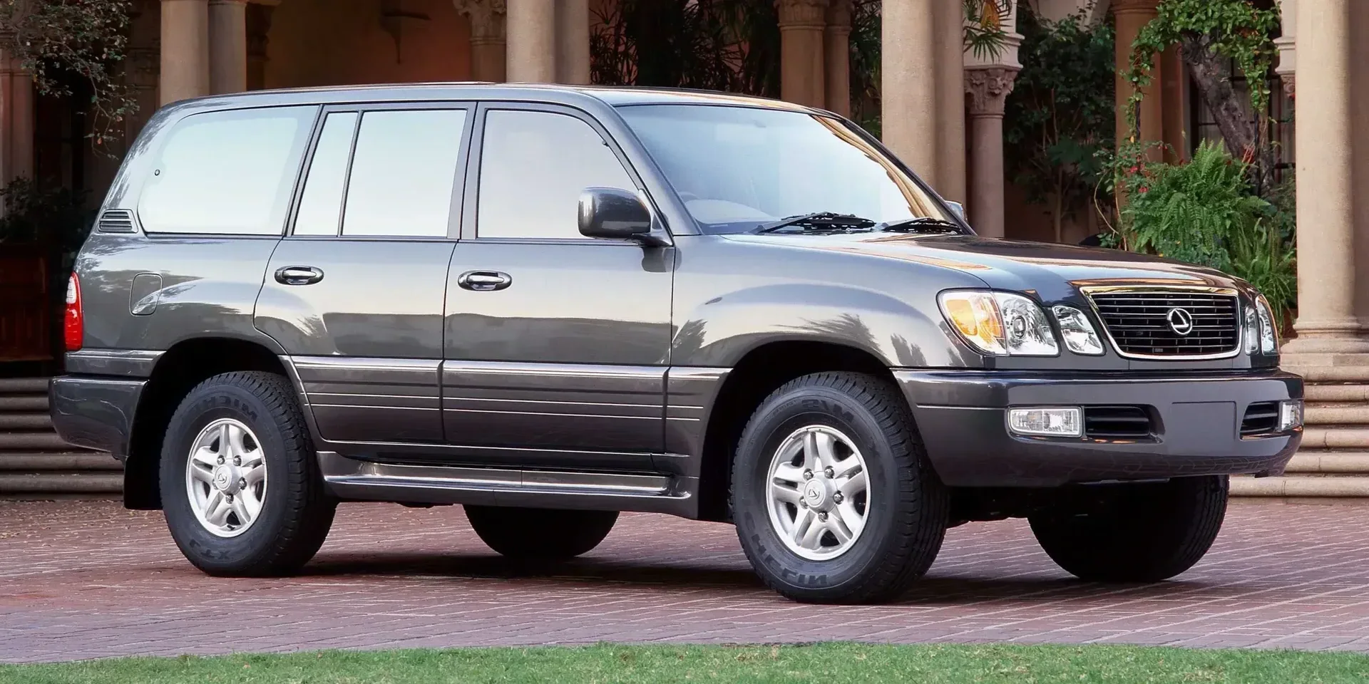 2003 Lexus LX photo 1
