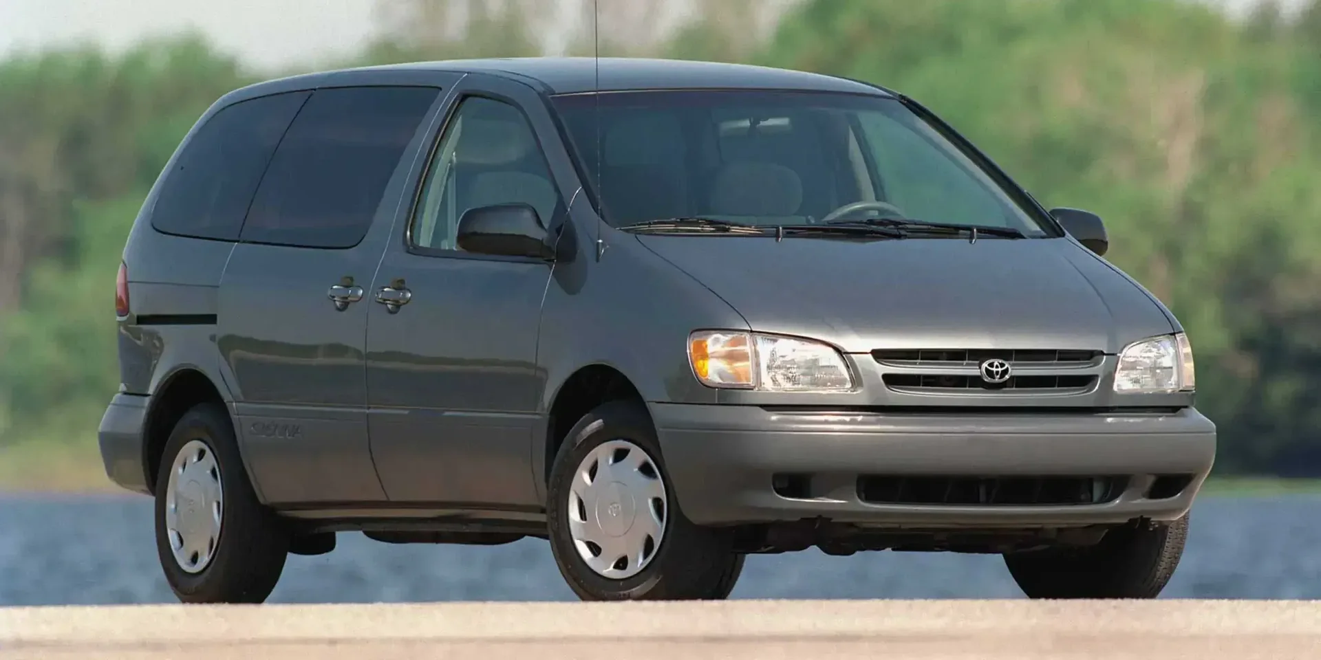 1998 Toyota Sienna photo 1