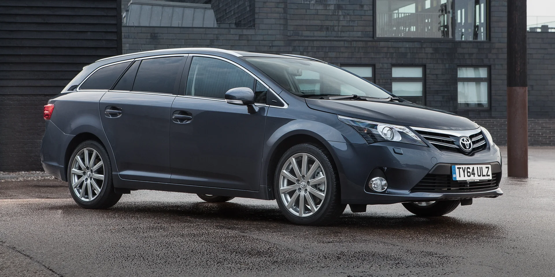 2012 Toyota Avensis photo 1