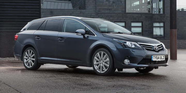 2012 Toyota Avensis front three-quarter view