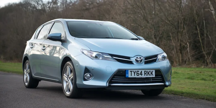 2012 Toyota Auris front three-quarter view