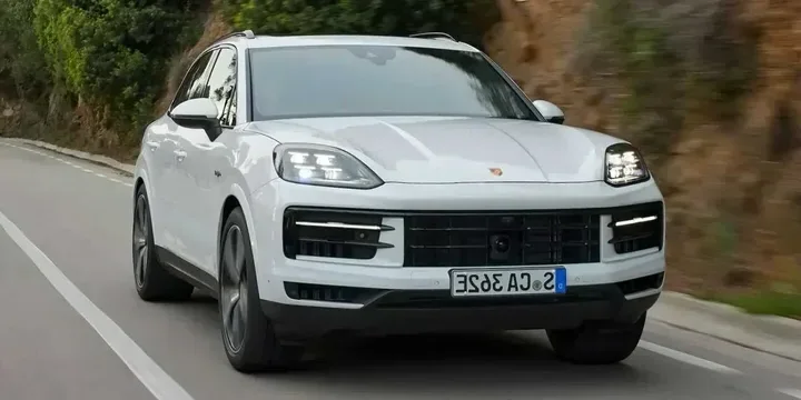 2024 Porsche 2024-porsche-cayenne-s-e-hybrid main image