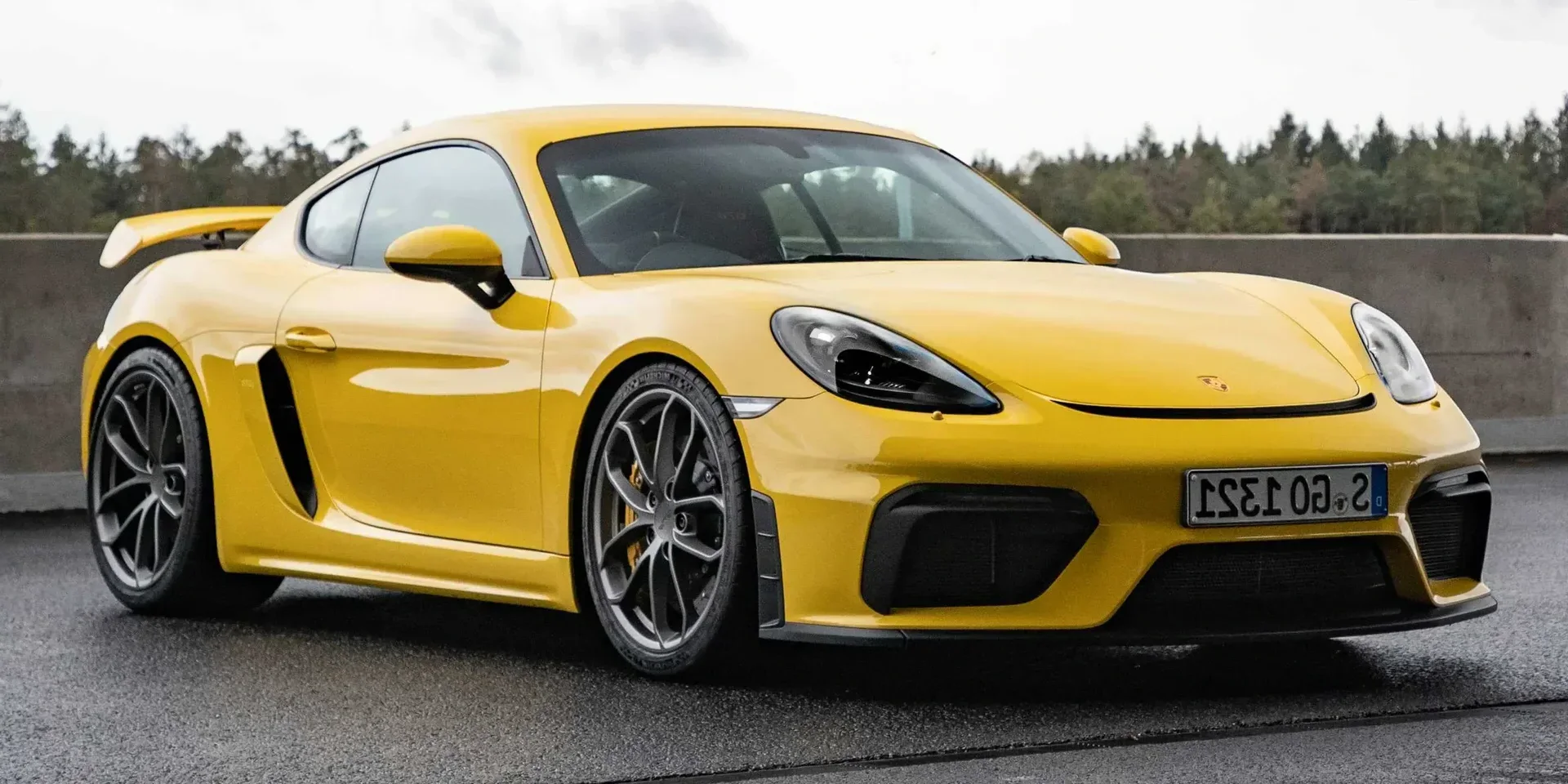 2022 Porsche 718 Cayman GT4 photo 1