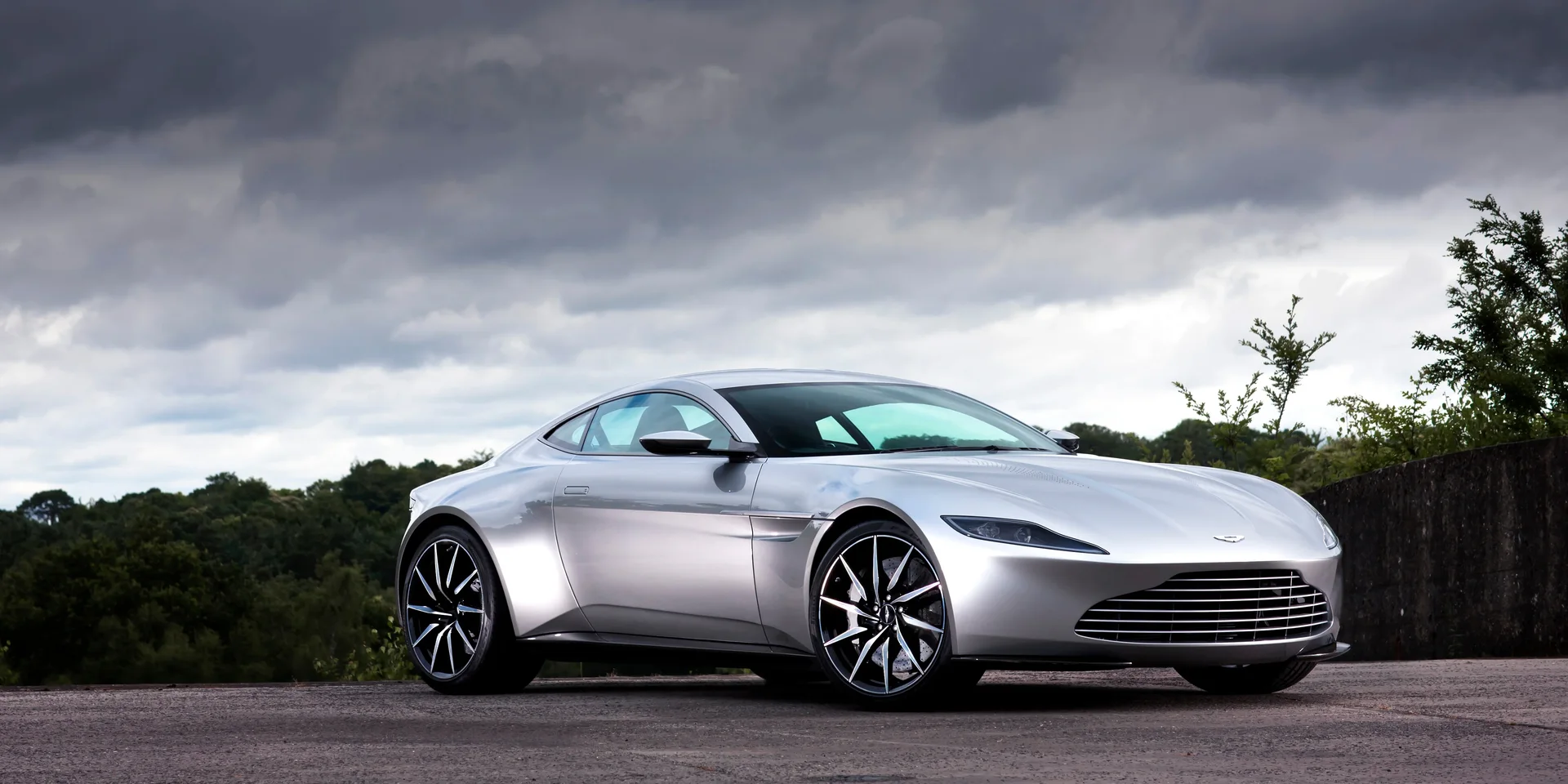 2015 Aston Martin DB10 photo 1